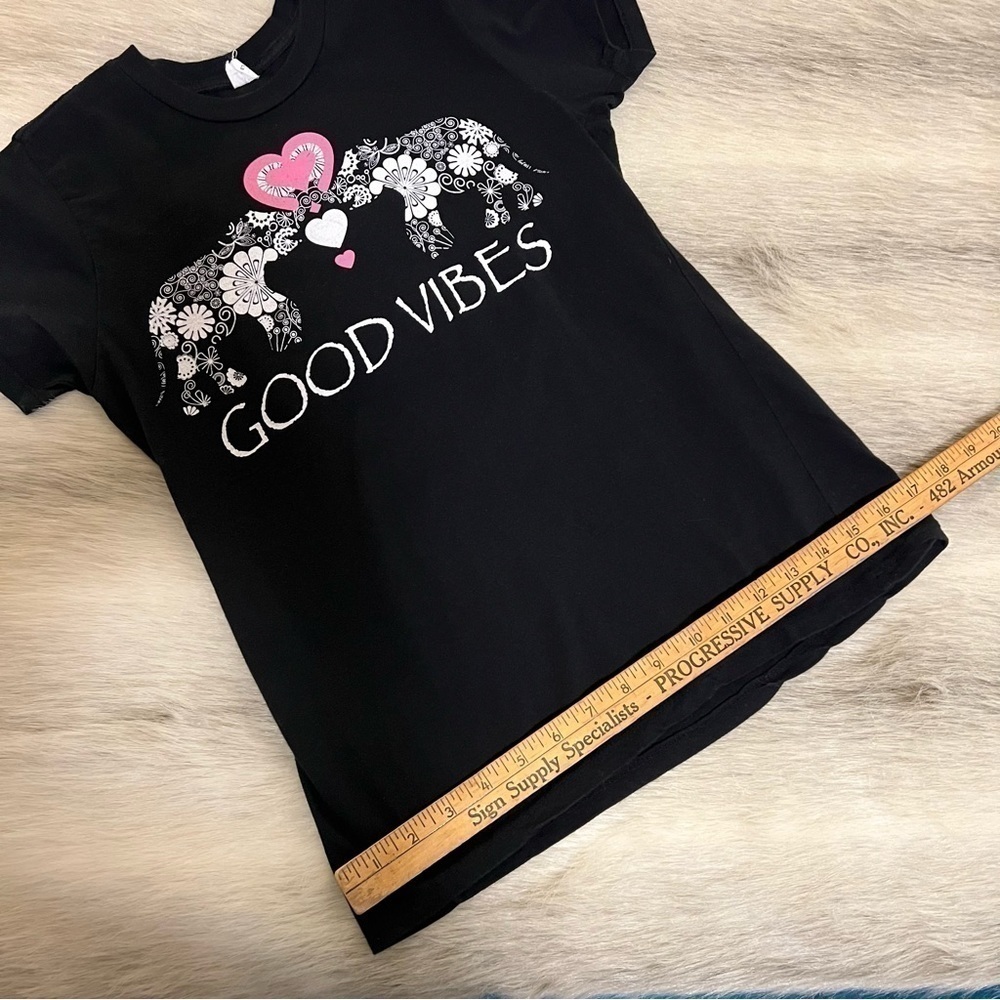 “GOOD VIBES” Black Short Sleeve T-Shirt Elephants Trunk Up Good Luck Hearts - Picture 7 of 9